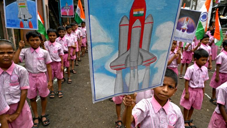 Indienii se roaga, sarbatoresc si organizeaza petreceri inainte de aselenizarea istorica a sondei Chandrayaan-3 la polul sud al Lunii Imagine