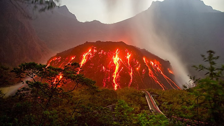 INDONEZIA. 200.000 de persoane au fost evacuate, dupa eruptia vulcanului Kelud Imagine