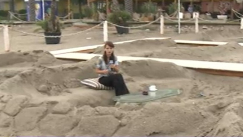 INEDIT. Canapele si mese de nisip la o terasa de pe litoral Imagine