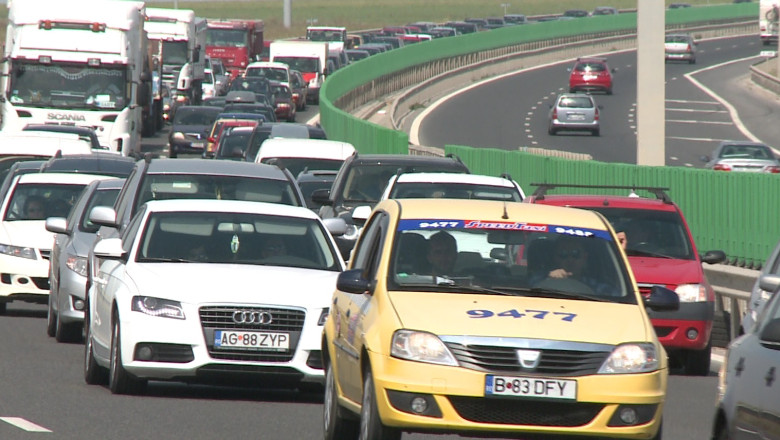Infern pe Autostrada Soarelui. Cozile de masini s-au intins pe aproape 10 kilometri distanta Imagine