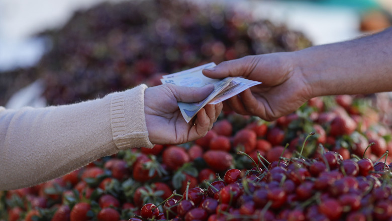 Inflatia a crescut la 5,7%. Fructele s-au scumpit cu peste 33% in ultimul an Imagine