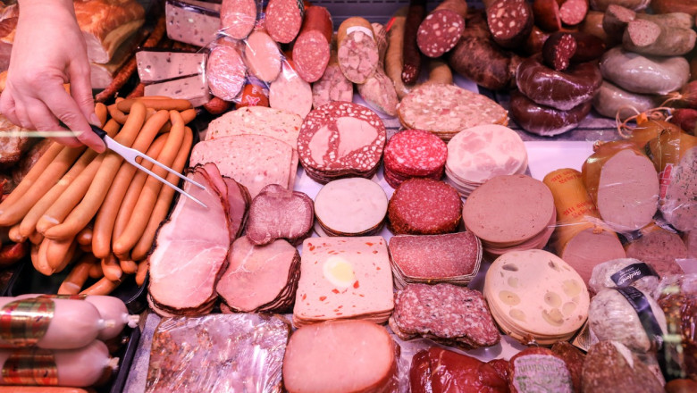 InfoCons: Unii crenvursti de porc vanduti in Romania au de fapt mai multa carne de pui in compozitie Imagine