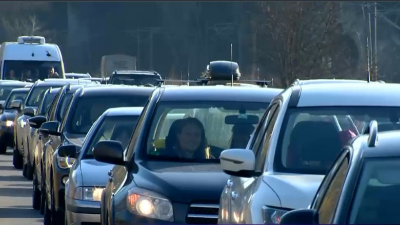 Infotrafic: Este aglomeratie pe drumurile spre munte si spre litoral. Zonele in care s-au format coloane de masini Imagine
