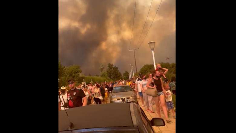 „Infricosator, toata lumea voia sa urce pe un vaporas ca sa-si salveze copiii”. Marturiile romanilor amenintati de incendiile din Rodos Imagine