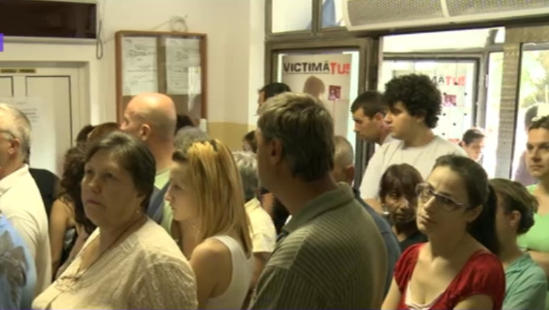 Inghesuiala la Evidenta Populatiei. Romanii din strainatate au venit sa-si schimbe buletinele Imagine