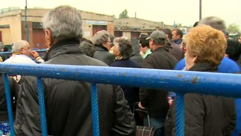 Ingramadeala la pomana primariei, la Craiova. Sute de persoane au asteptat in ploaie sa ridice alimentele Imagine