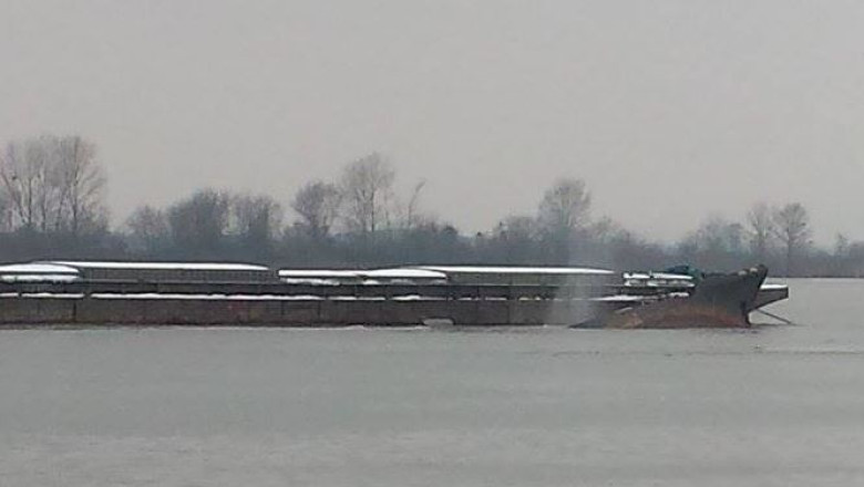 Ingrasamantul chimic scufundat saptamana trecuta in Dunare, recuperat cu scafandri Imagine