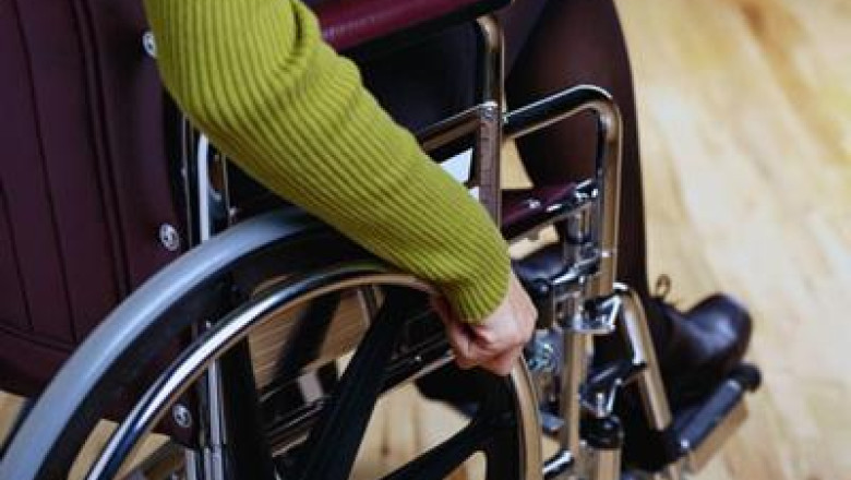 Ingrijitorii persoanelor cu handicap din Bihor isi cer indemnizatiile in instanta Imagine