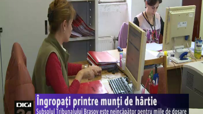 Ingropati printre munti de hartie  Imagine
