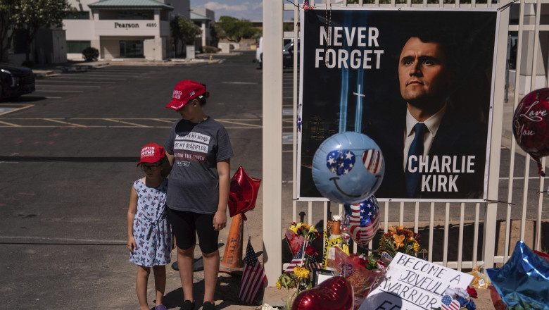 Inmormantarea lui Charlie Kirk: Ceremonie grandioasa in Arizona, cu Trump si JD Vance printre vorbitori Imagine