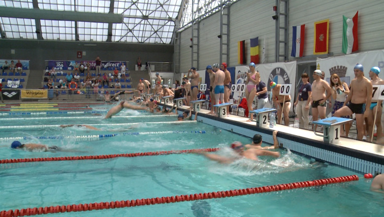 Inot pentru cauze nobile. 215 oradeni, printre care si detinuti, au participat la Swimathon 2014 Imagine