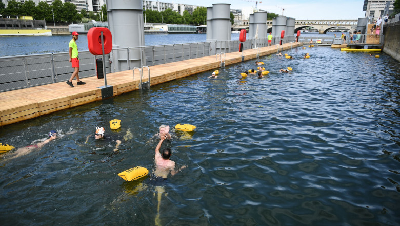 „Inotam chiar langa Turnul Eiffel”. Cum sfideaza parizienii canicula: au facut prima baie in Sena dupa mai bine de un secol Imagine