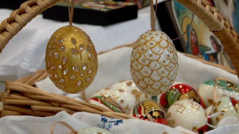 Inovatii la targul de mesteri populari: globuri din oua pictate si pahare cu pai incorporat Imagine