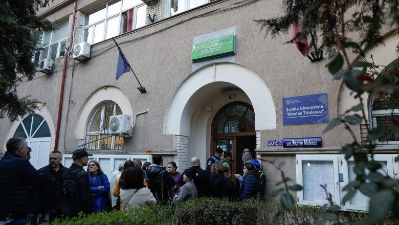 INREGISTRARE din scoala in care un copil a fost violat. Parintii ii cer socoteala directoarei, care tocmai si-a dat demisia Imagine