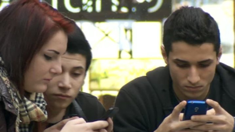 Inrobiti de smartphone. Doua treimi dintre romani socializeaza mai bine cu ajutorul telefonului Imagine