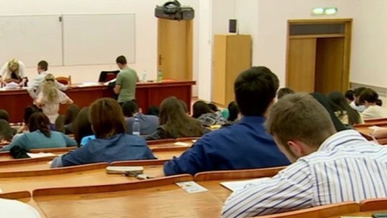 Inscrierea la facultate. Universitatile atrag studenti cu programe sustinute de companii si burse pentru boboci Imagine