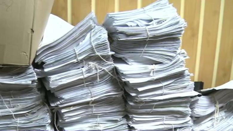 Institutiile publice consuma anual sute de tone de hartie Imagine