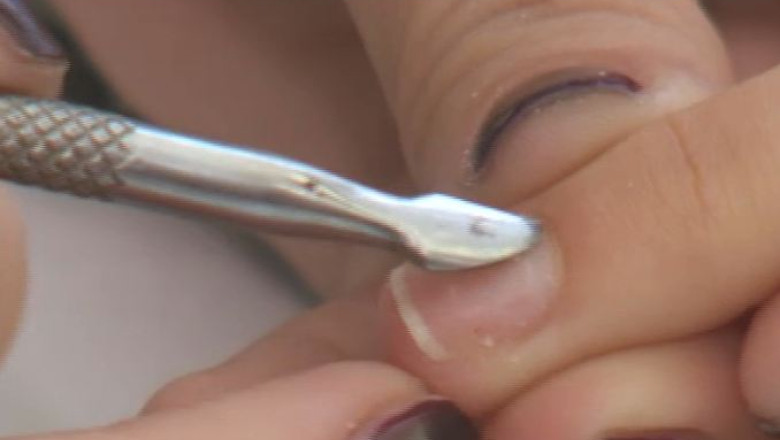 Instrumentele din saloanele de frumusete pot transmite hepatita si HIV Imagine