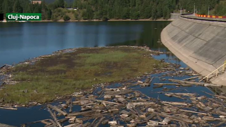 Insula de gunoaie pe lacul Fantanele-Belis Imagine