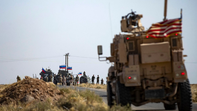 Intamplare incredibila in Siria: Militari americani si rusi au oprit blindatele, au coborat, s-au salutat, au glumit si au facut poze Imagine