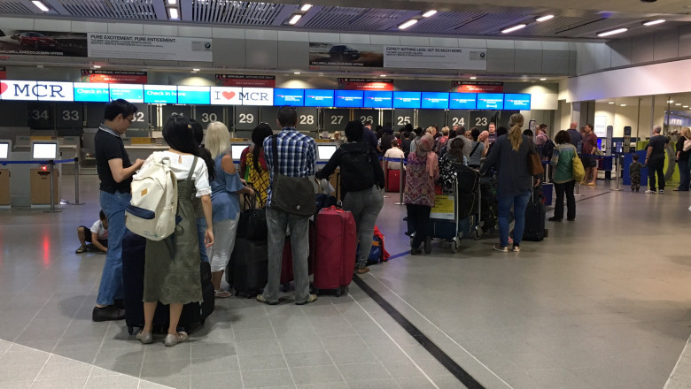 Intarzieri si scandal pe aeroportul Otopeni in plin sezon al vacantelor. Sute de pasageri au asteptat ore in sir Imagine