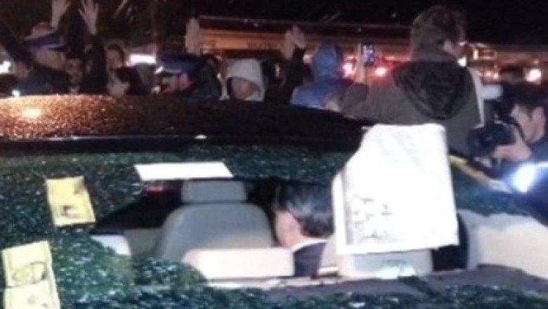 INTERACTIV. Masina ministrului Culturii, vandalizata. Cum comentati reactia protestatarilor? De ce credeti ca au degenerat protestele? Imagine