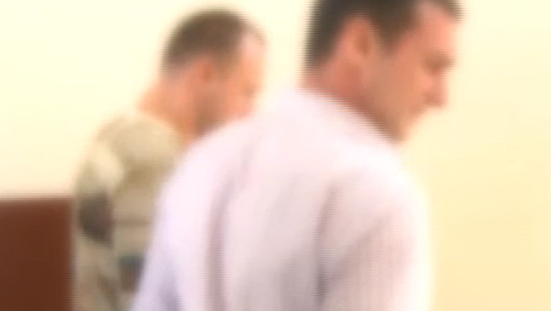 Interlopii raman dupa gratii Imagine