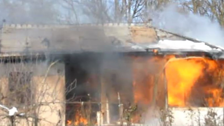 Interventie a pompierilor ingreunata de drumul inzapezit: o batrana a ars de vie Imagine