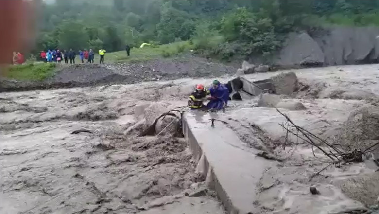 Interventie contracronometru pentru a salva un barbat luat de viitura la Comarnic. Un drum de la Sinaia a fost blocat Imagine