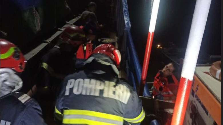 Interventie dificila pe Dunare: 6 marinari, salvati din buncarul unei nave, dupa ce s-ar fi intoxicat cu gazele de la o motopompa Imagine