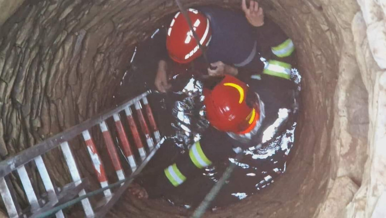 Interventie dramatica a pompierilor care au scos un barbat dintr-o fantana adanca de 9 metri. „Cum a ajuns acolo, nu se stie” Imagine