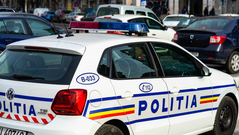 Interventie neobisnuita in Arad. Doi politisti au fost batuti in strada de niste petrecareti. Unul si-a taiat catusele cu flexul Imagine