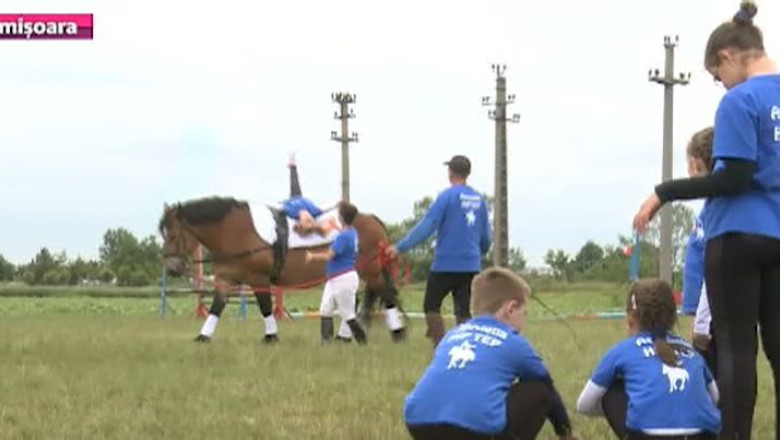 Intrecerea calaretilor acrobati. Voltija, un sport practicat si de copii care nu au mai mult de 10 ani Imagine