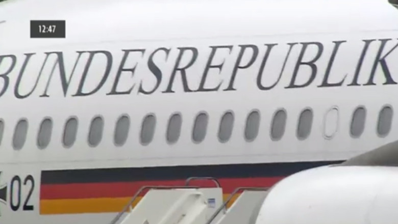 Intrus in avionul cancelarului german. Barbatul a dansat prin aeronava, in lenjerie intima Imagine