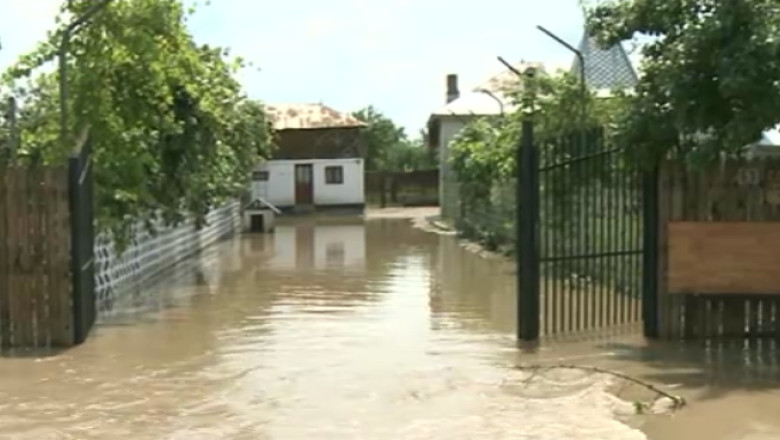 Inundati pentru a treia oara intr-un an din cauza unui canal construit gresit Imagine