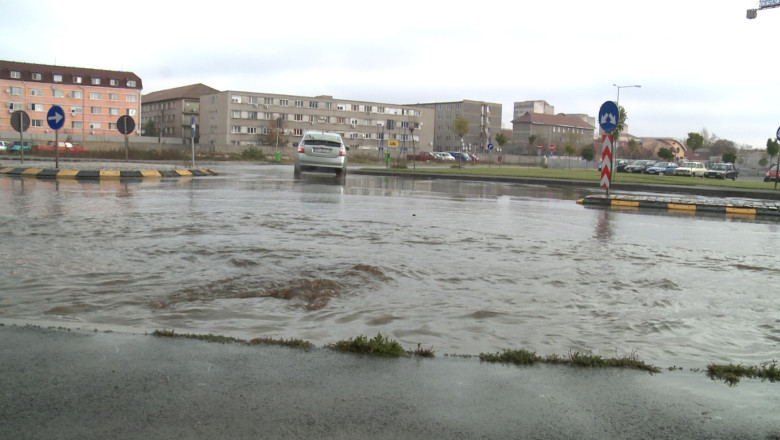 Inundatie intr-o intersectie din Oradea. Traficul a fost ingreunat de apa care iesea dintr-un canal (FOTO) Imagine