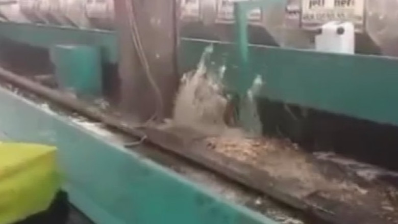 Inundatie pe aeroportul Fiumicino din Roma. Ploaia a patruns in sala de triere a bagajelor Imagine