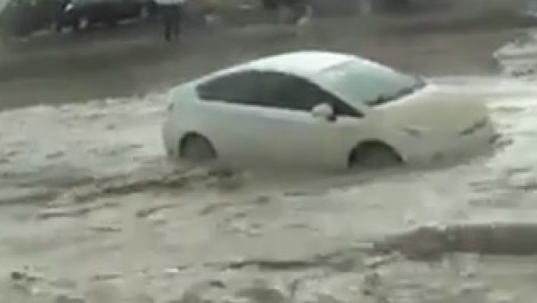 Inundatii aproape de Las Vegas. Doua masini, luate de viitura Imagine