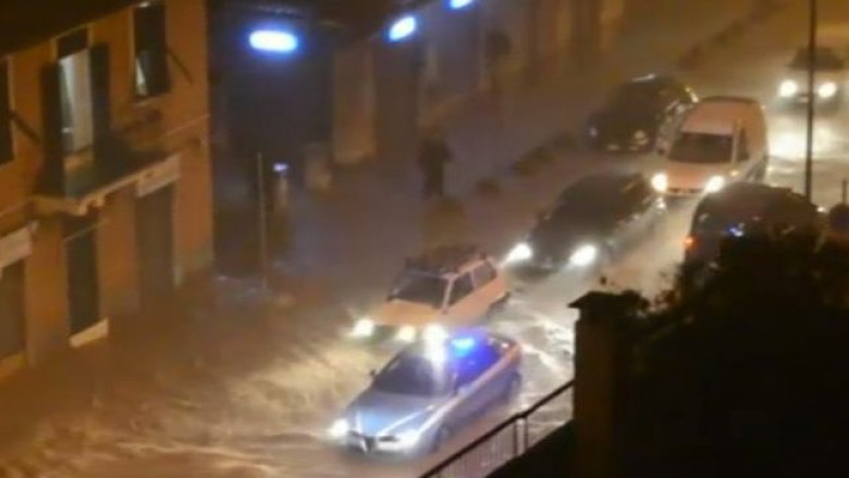 Inundatii de proportii in Genova. Un om a murit dupa ce a fost luat de ape Imagine