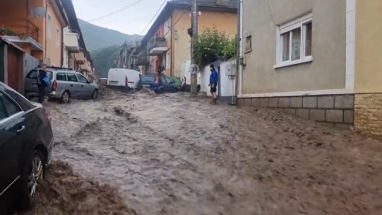 Inundatii de proportii pe strazile din orasul Resita. Mai multe masini au fost luate de ape Imagine