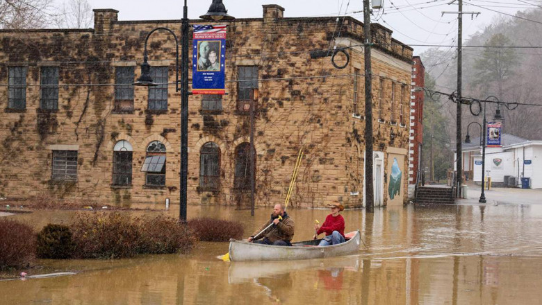 Inundatii devastatoare in estul SUA: Cel putin 13 persoane si-au pierdut viata si mai multe au fost date disparute Imagine