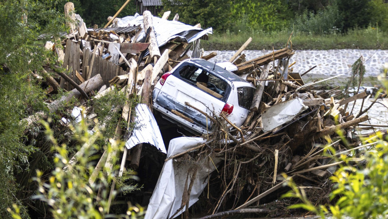 Inundatii devastatoare in Romania. Zone din 16 judete si din Bucuresti afectate: case inundate, copaci doborati si drumuri blocate Imagine