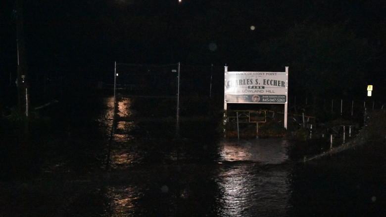 Inundatii devastatoare in statul New York, un om a murit luat de ape. Salvatorii avertizeaza oamenii sa se mute la etaje superioare Imagine