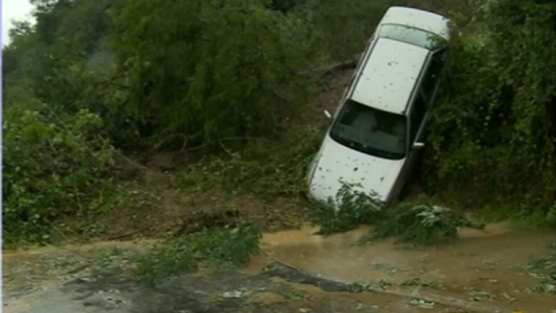 INUNDATII. Doua drumuri nationale raman blocate in sud-vestul tarii Imagine