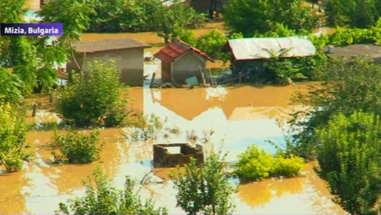 Inundatii in Bulgaria: oamenii din orasul Mizia au avut la dispozitie 10 minute sa-si paraseasca locuintele Imagine