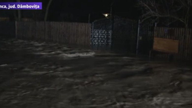 Inundatii in Dambovita. Apa a intrat in aproape 90 de gospodarii din comuna Vultureanca  Imagine