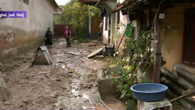 Inundatii in Dolj si Olt. Pompierii munceau sa scoata apa din case, la cativa metri, tinerii petreceau Imagine