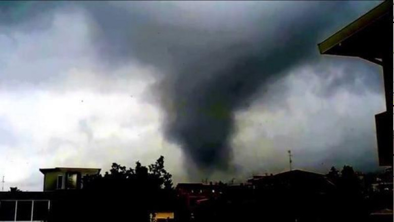 Inundatii in Europa. Un oras din Sicilia a fost devastat de o tornada Imagine