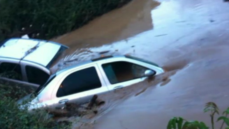 Inundatii in insula Thassos. Mii de romani, prinsi de puhoaie in timpul concediului Imagine