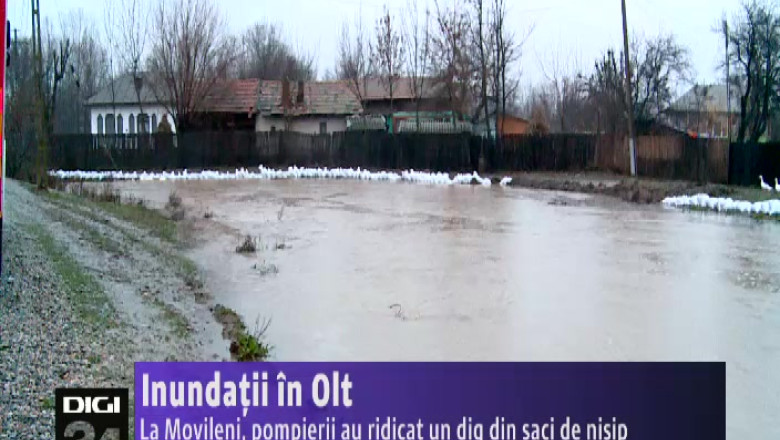 Inundatii in Olt. La Movileni, pompierii au ridicat un dig din saci de nisip Imagine